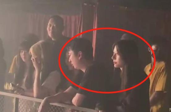 网红巧乐兹夫妇吃瓜视频,揭秘娱乐圈幕后真相